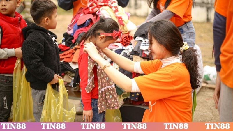 Cách đóng góp cho chương trình áo ấm cho em thơ